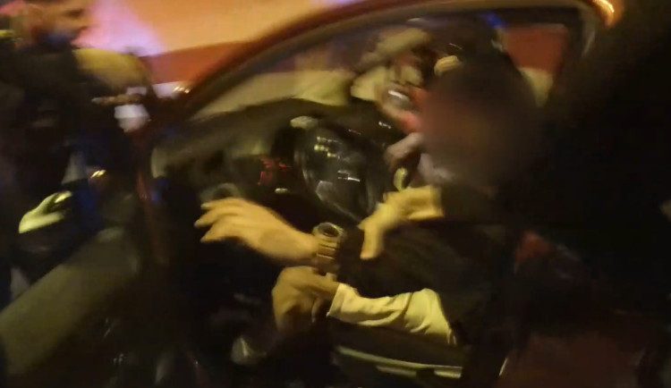 Bez řidičáku si vypůjčil cizí auto, teď mu hrozí tři roky za mřížemi