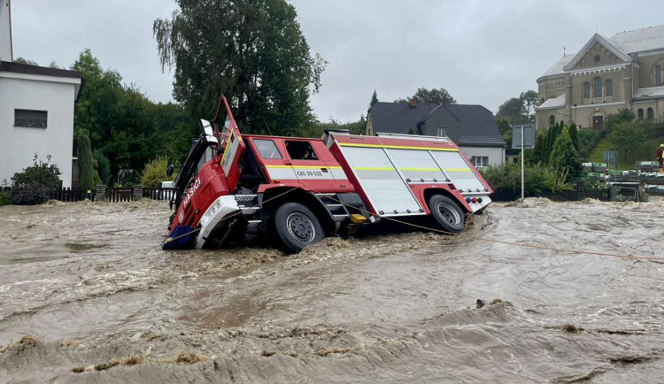 V Olomouckém kraji se pohřešují čtyři lidé. Seniorka z Kobylé nad Vidnávkou a tři lidé z auta strženého řekou