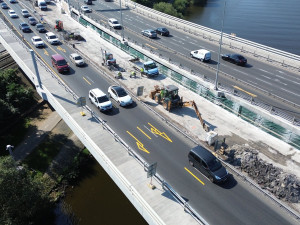 Opravy Barrandovského mostu pokračují bez omezení, zvýšená hladina Vltavy a déšť ale některé práce zkomplikovali