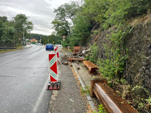 Opravy Barrandovského mostu pokračují bez omezení, zvýšená hladina Vltavy a déšť ale některé práce zkomplikovali