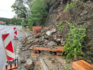 Opravy Barrandovského mostu pokračují bez omezení, zvýšená hladina Vltavy a déšť ale některé práce zkomplikovali