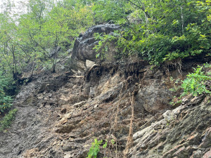 Opravy Barrandovského mostu pokračují bez omezení, zvýšená hladina Vltavy a déšť ale některé práce zkomplikovali