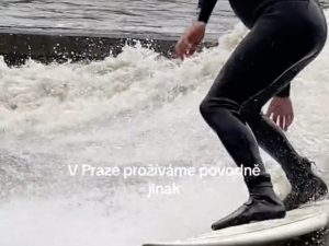 VIDEO: Vyjížďka na kajaku, surfování. Lidé si z rozvodněné Vltavy dělají sportoviště