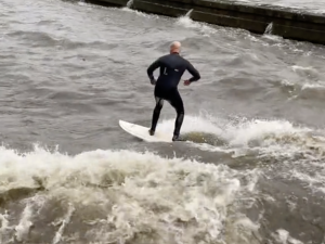 VIDEO: Vyjížďka na kajaku, surfování. Lidé si z rozvodněné Vltavy dělají sportoviště