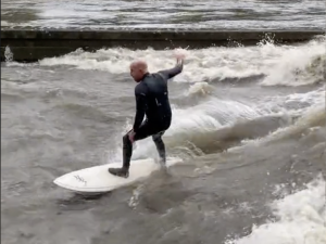 VIDEO: Vyjížďka na kajaku, surfování. Lidé si z rozvodněné Vltavy dělají sportoviště