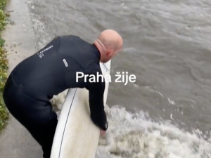 VIDEO: Vyjížďka na kajaku, surfování. Lidé si z rozvodněné Vltavy dělají sportoviště