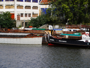 FOTOGALERIE: Azyl v holešovickém přístavu. Podívejte se, kde přečkávají velkou vodu lodě z náplavek