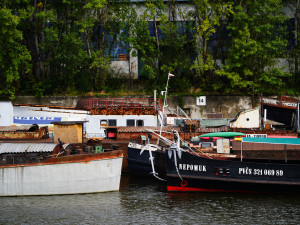 FOTOGALERIE: Azyl v holešovickém přístavu. Podívejte se, kde přečkávají velkou vodu lodě z náplavek