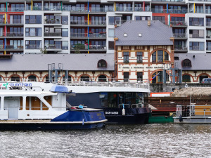 FOTOGALERIE: Azyl v holešovickém přístavu. Podívejte se, kde přečkávají velkou vodu lodě z náplavek