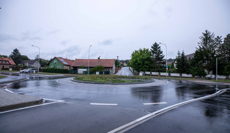 Po kompletně opravené Červenohrádecké ulici se už může konečně jezdit. Práce trvaly dva roky