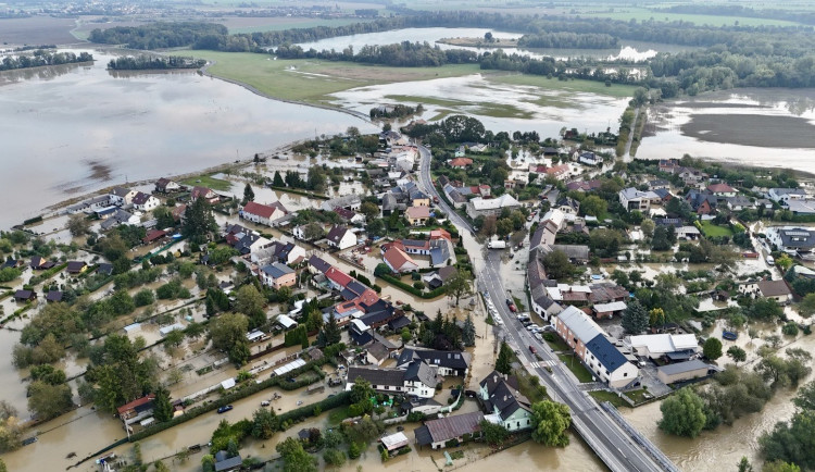 Řeka Morava v Olomouci vystrčila zuby, kromě Chomoutova však nekousla. Voda opadá, začíná úklid