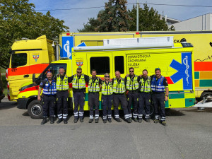 Tři desítky hasičů, devět záchranářů, milion od Šestky i Slavie. Z Prahy už do oblastí zasažených povodněmi putuje první pomoc