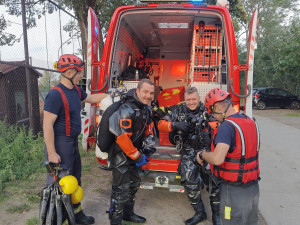VIDEO: Do Vltavy sjela dodávka s dítětem, zachránila ho matka a kolemjdoucí
