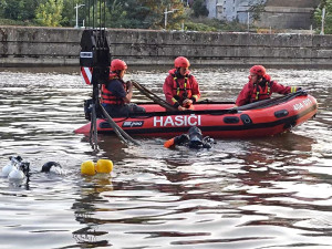 VIDEO: Do Vltavy sjela dodávka s dítětem, zachránila ho matka a kolemjdoucí