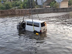 VIDEO: Do Vltavy sjela dodávka s dítětem, zachránila ho matka a kolemjdoucí