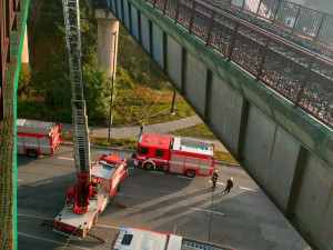 VIDEO: Jeden strojvedoucí projel zákaz, druhý měl dvě promile v těle. Podívejte se, jak vypadal zásah u srážky vlaků v Praze z pohledu policistů