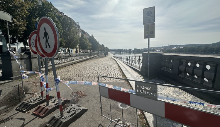 Náplavky v Praze zůstávají zavřené.