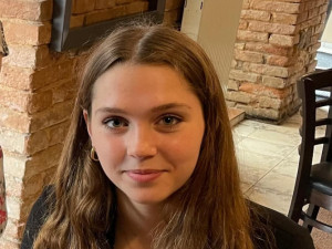 Klárku srazil na přechodu před školou motorkář. Težce zraněná ležela týdny v umělém spánku, teď pro ni pořádají benefiční koncert