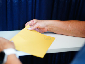 Druhý den voleb začíná. Lidé si volí nové krajské zastupitele i senátory.