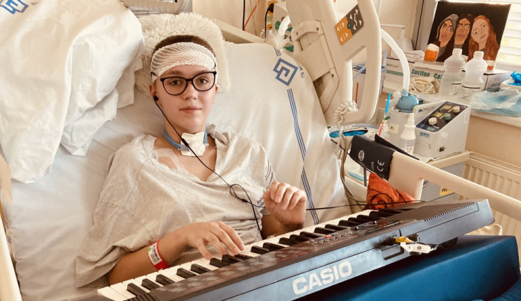 Klárku srazil na přechodu před školou motorkář. Težce zraněná ležela týdny v umělém spánku, teď pro ni pořádají benefiční koncert