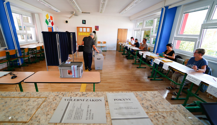 První den voleb je za námi. Místnosti si opět otevřou zítra ráno.