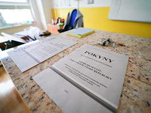 Volební místnosti se uzavřely. Začalo sčítání.