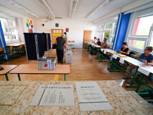 Volební místnosti se uzavřely. Začalo sčítání.