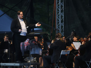 Rád se chodím historicky znemožnit, říká dirigent Jiří Korynta, diváky baví filmovými melodiemi i kostýmy