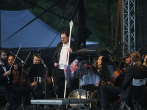 Rád se chodím historicky znemožnit, říká dirigent Jiří Korynta, diváky baví filmovými melodiemi i kostýmy