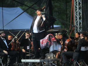 Rád se chodím historicky znemožnit, říká dirigent Jiří Korynta, diváky baví filmovými melodiemi i kostýmy