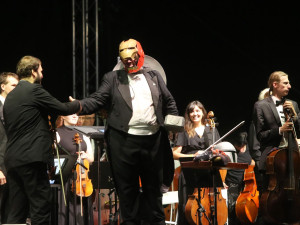 Rád se chodím historicky znemožnit, říká dirigent Jiří Korynta, diváky baví filmovými melodiemi i kostýmy