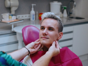 Bruxismus: Skřípání zubů, které má výrazný vliv na vaše zdraví. Účinné řešení existuje