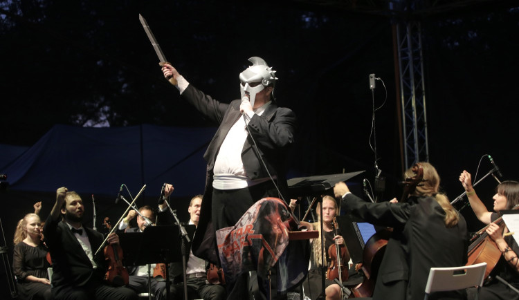 Rád se chodím historicky znemožnit, říká dirigent Jiří Korynta, diváky baví filmovými melodiemi i kostýmy