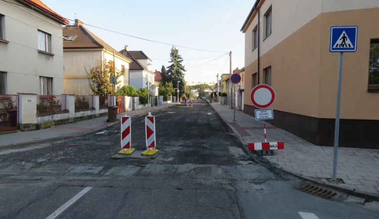 Namol opilý cyklista přehlédl v hradecké Dykově ulici zákaz a boural
