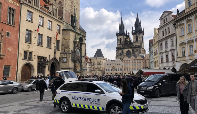 Ze Staroměstského náměstí za dohledu strážníků odstraňují nelegální předzahrádky