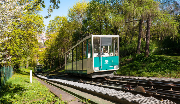 Lanovka na Petřín už letos nevyjede kvůli poničené trati. Zprovozní ji po celkové rekonstrukci, už s vozy v novém designu