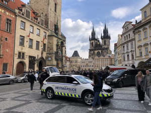 Ze Staroměstského náměstí za dohledu strážníků odstranili nelegální předzahrádky