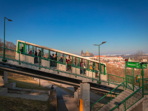 Lanovka na Petřín už letos nevyjede kvůli poničené trati. Zprovozní ji po celkové rekonstrukci, už s vozy v novém designu