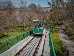 Lanovka na Petřín už letos nevyjede kvůli poničené trati. Zprovozní ji po celkové rekonstrukci, už s vozy v novém designu