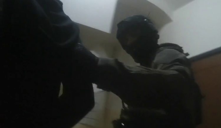 Pro tři útočníky si přišla zásahovka.