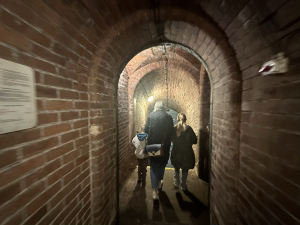 FOTOGALERIE: Pod Staroměstskou radnicí se skrývá vstup do 120 let staré stoky