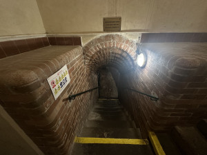 FOTOGALERIE: Pod Staroměstskou radnicí se skrývá vstup do 120 let staré stoky