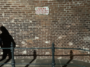 FOTOGALERIE: Pod Staroměstskou radnicí se skrývá vstup do 120 let staré stoky