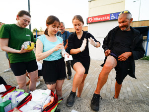 V klidu a s respektem. Mladí medici v ulicích Prahy ošetřují lidi bez domova