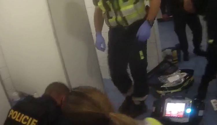 Ženě život zachránili policisté