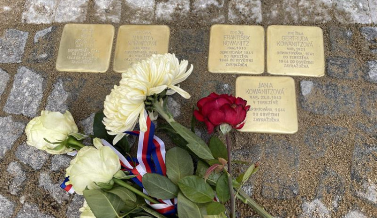 Znáte Stolpersteiny? V Praze stále přibývají další kameny zmizelých