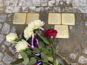 Znáte Stolpersteiny? V Praze stále přibývají další kameny zmizelých