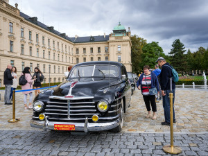 Auta ve Strakovce přilákala na Den české státnosti několik tisíc návštěvníků