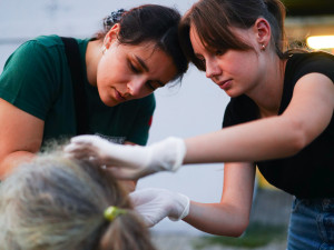 FOTOGALERIE: Ošetřují štípance i krvavé rány. Podívejte se, jak pomáhají studenti medicíny v terénu