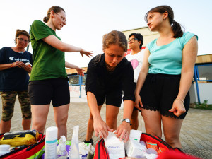 Ošetřují štípance i krvavé rány. Podívejte se, jak pomáhají studenti medicíny v terénu